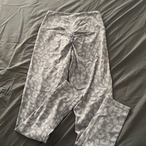 RYDERWEAR HIGHWAISTED GREY LEOPARD LEGGINGS
